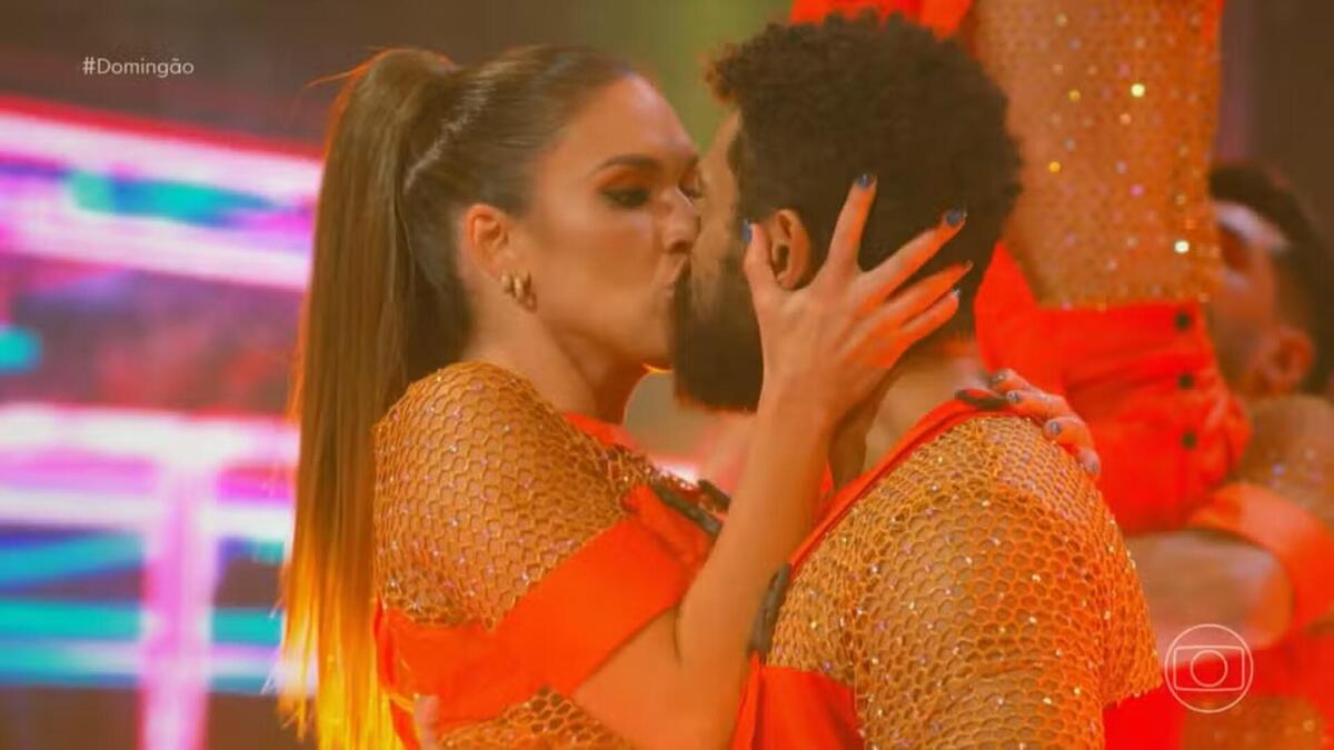 Amaury Lorenzo e Talitha Morete dando um beijo durante coreografia na Dança dos Famosos