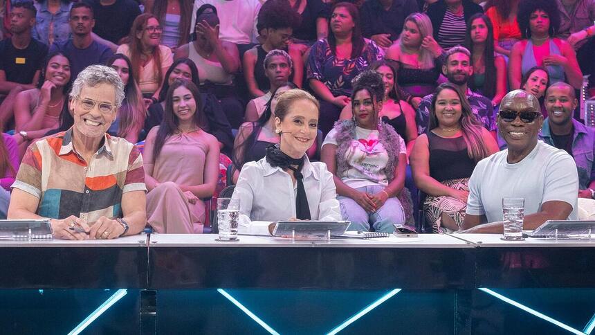 Ana Botafogo, Carlinhos de Jesus e Zebrinha na bancada do júri de Dança dos Famosos