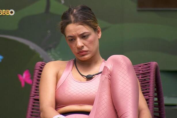 Beatriz olhando para o chão do BBB 24