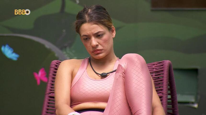 Beatriz olhando para o chão do BBB 24