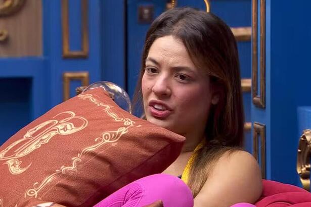 Beatriz em conversa na sala do BBB 24