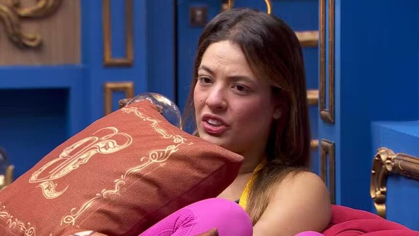 Beatriz em conversa na sala do BBB 24