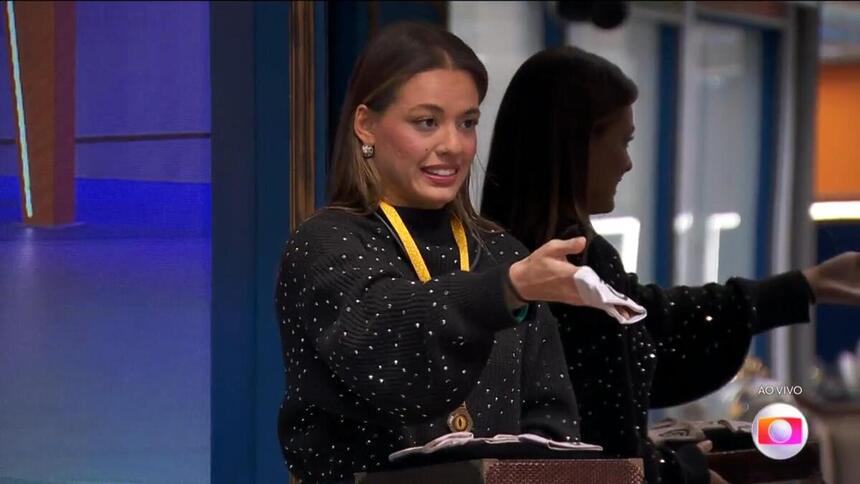 Beatriz dando uma das pulseiras do Na Mira do Líder no BBB 24