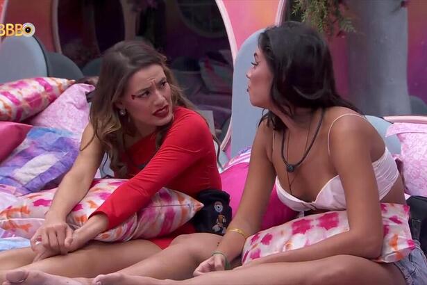 Beatriz e Alane em conversa no Quarto Fada do BBB 24