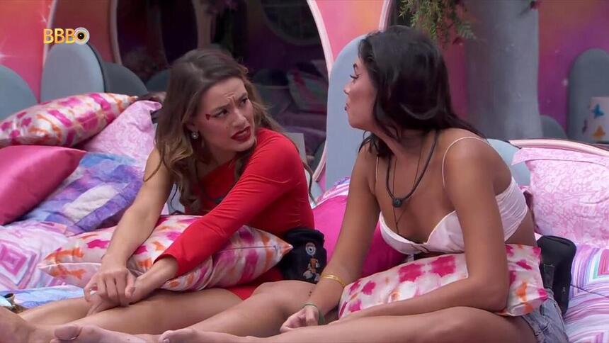 Beatriz e Alane em conversa no Quarto Fada do BBB 24