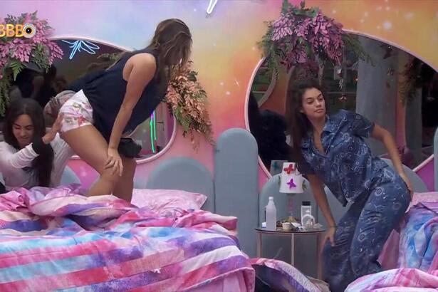 Beatriz e Alane dançando no Quarto Fada do BBB 24