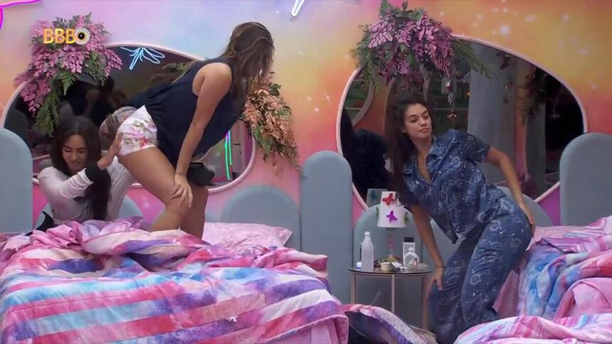 Beatriz e Alane dançando no Quarto Fada do BBB 24