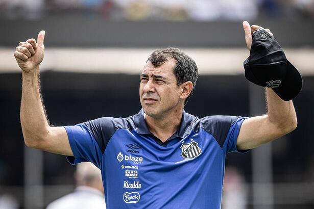 Técnico do Santos, Fabio Carille, acenando para a torcida