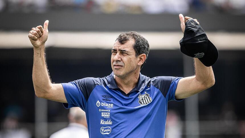 Técnico do Santos, Fabio Carille, acenando para a torcida