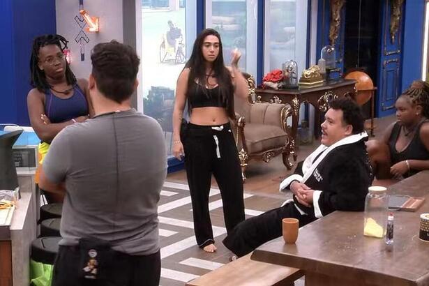 Michel, Leidy, lucas, Giovanna e Raquele na cozinha do BBB 24