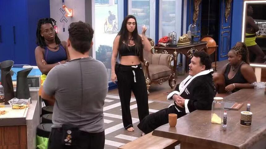 Michel, Leidy, lucas, Giovanna e Raquele na cozinha do BBB 24