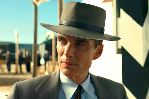 Cillian Murphy veste terno cinza com chapéu em meio ao deserto no projeto Manhattan.