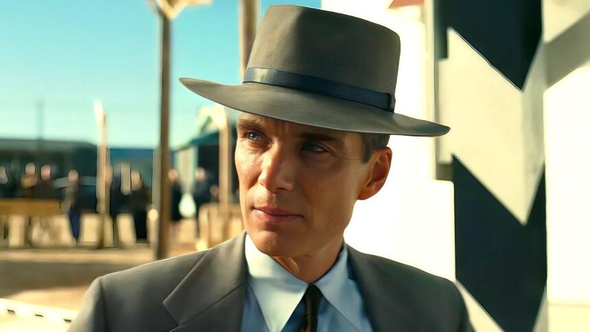 Cillian Murphy veste terno cinza com chapéu em meio ao deserto no projeto Manhattan.