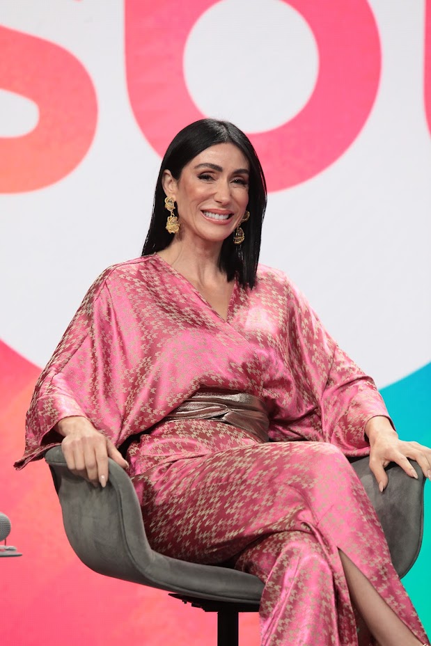 Michelle Barros sorrindo, na coletiva de imprensa do Chega Mais