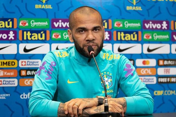 Daniel Alves dando entrevista coletiva na Seleção Brasileira