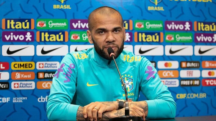 Daniel Alves dando entrevista coletiva na Seleção Brasileira