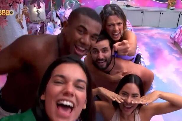 Davi, Alane, Beatriz, Isabelle e Matteus em uma cantoria no BBB 24