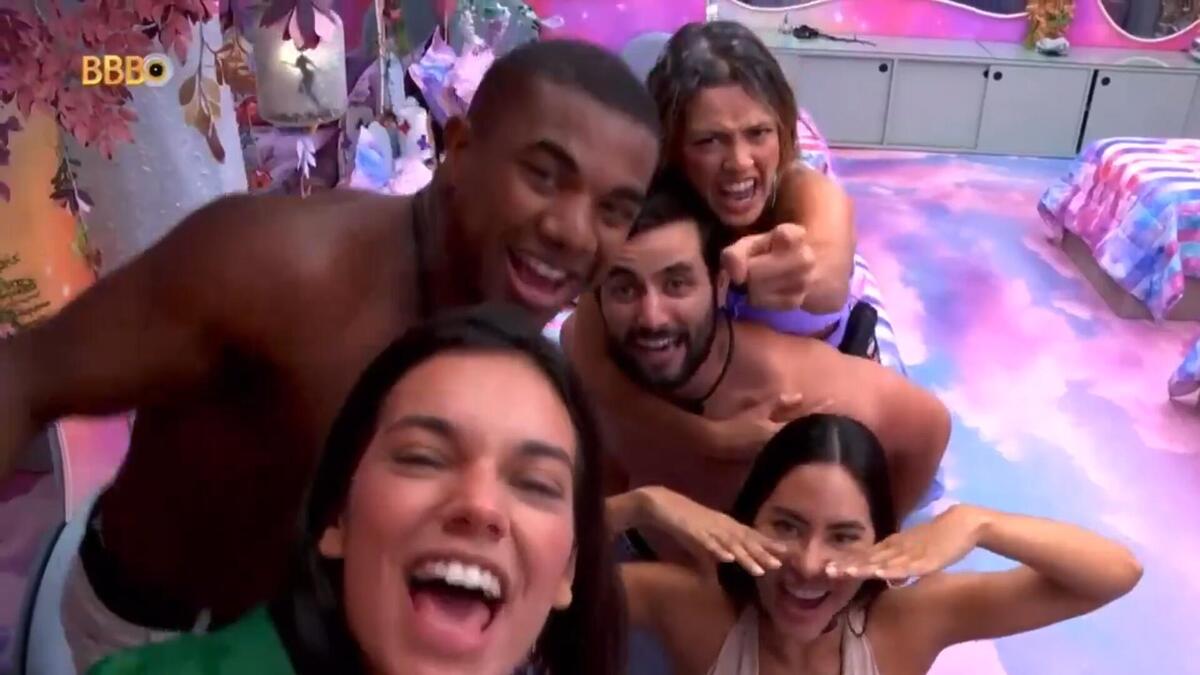 Davi, Alane, Beatriz, Isabelle e Matteus em uma cantoria no BBB 24