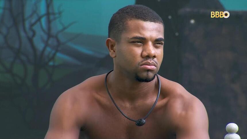 Davi sem camisa na área externa do BBB 24