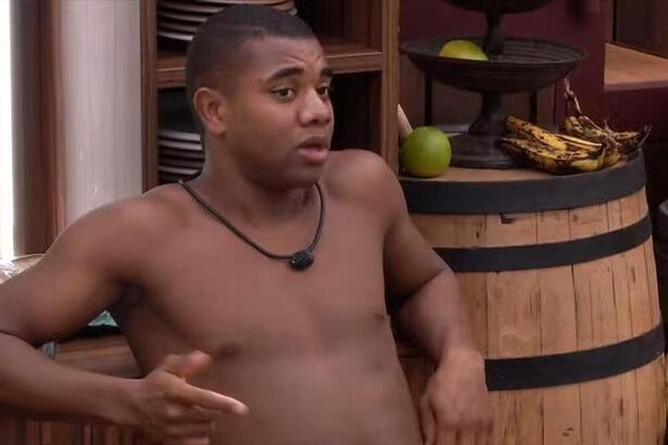 Davi, sem camisa, em conversa na cozinha da Xepa no BBB 24