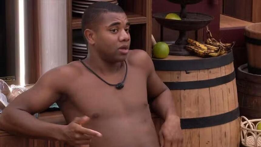 Davi, sem camisa, em conversa na cozinha da Xepa no BBB 24