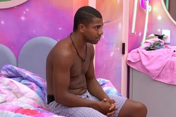 Davi, sem camisa no Quarto Fada do BBB 24