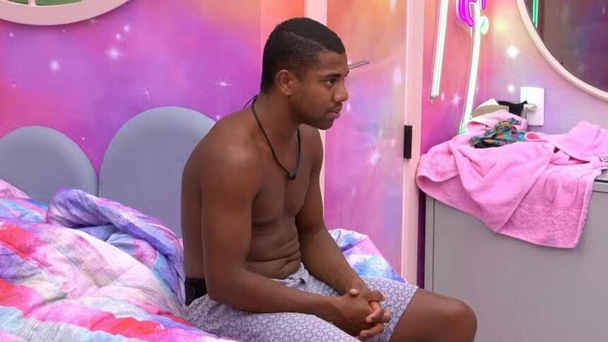 Davi, sem camisa no Quarto Fada do BBB 24