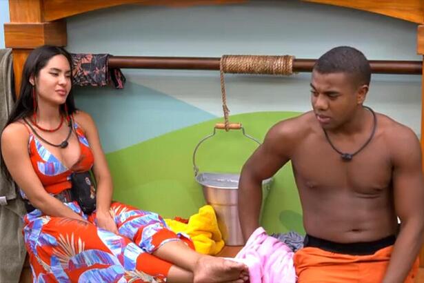 Davi e Isabele em conversa no banheiro do BBB 24