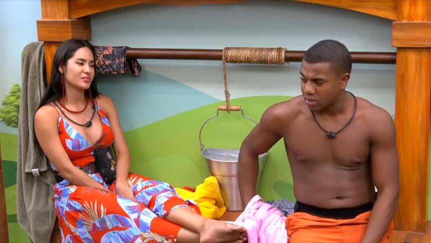 Davi e Isabele em conversa no banheiro do BBB 24