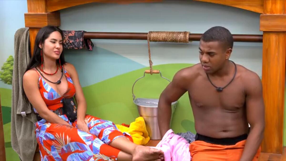 Davi e Isabele em conversa no banheiro do BBB 24