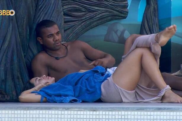 Davi e Isabelle em conversa na área externa do BBB 24