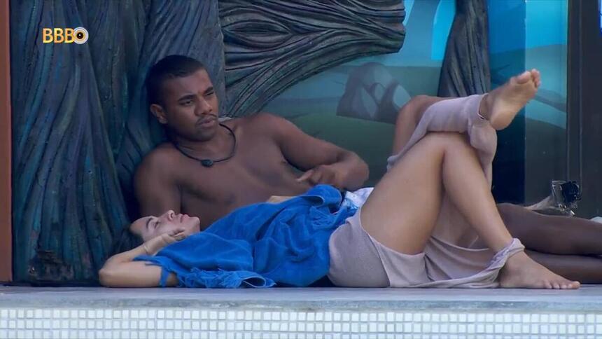 Davi e Isabelle em conversa na área externa do BBB 24