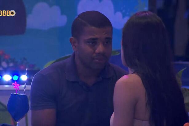 Davi e Isabelle em conversa durante a festa do BBB 24