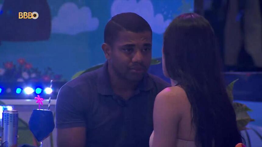 Davi e Isabelle em conversa durante a festa do BBB 24