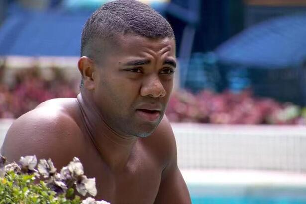 Davi em conversa na piscina do BBB 24