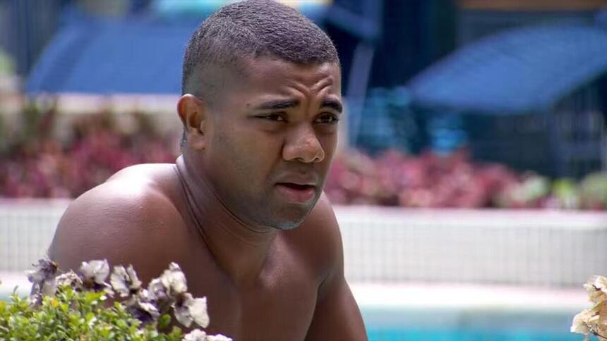 Davi em conversa na piscina do BBB 24