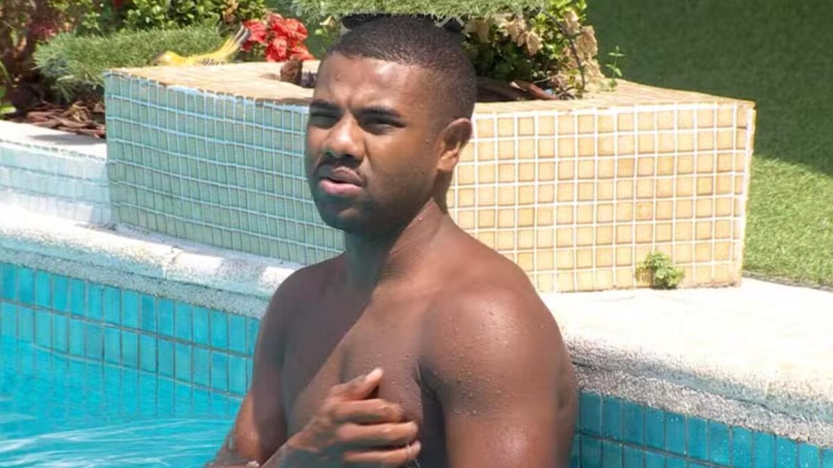 Davi curtindo a piscina no BBB 24