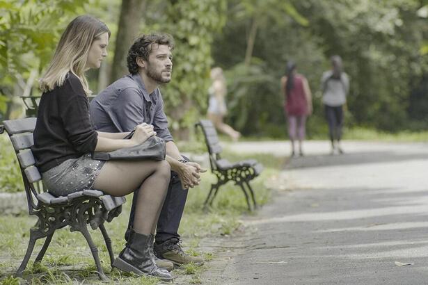 Electra e Luca conversam no parque em cena de Família é Tudo