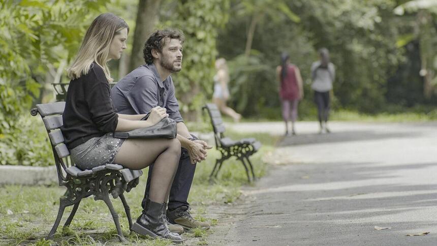 Electra e Luca conversam no parque em cena de Família é Tudo