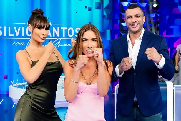 Fernanda Lacerda, Patricia Abravavel e Kleber Bambam no estúdio do Programa Silvio Santos