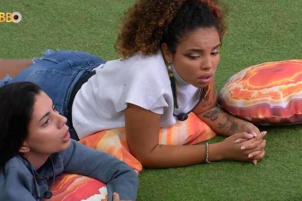 Fernanda, Pitel e Yasmin em conversa na área externa do BBB 24