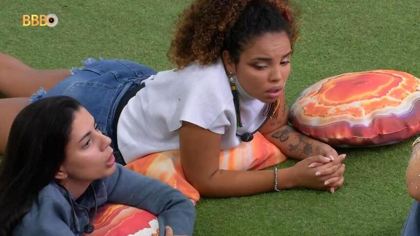 Fernanda, Pitel e Yasmin em conversa na área externa do BBB 24