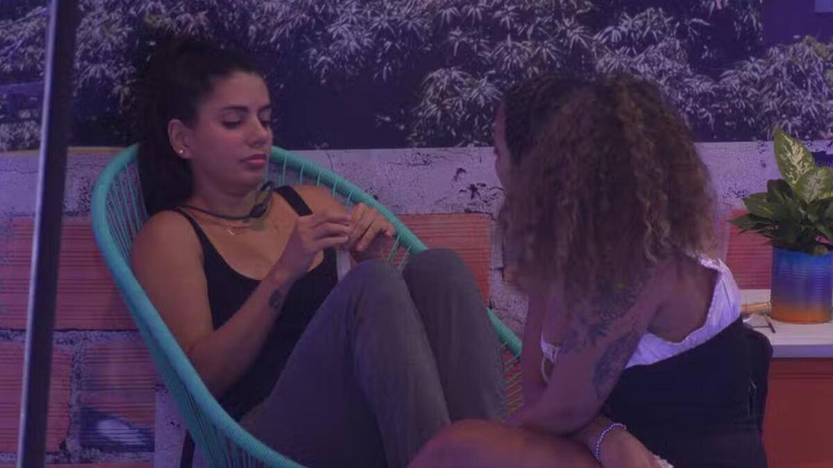 Fernanda e Pitel em conversa durante a festa do BBB 24