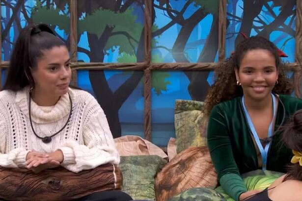 Fernanda e Pitel em conversa na cama do quarto Gnomo no BBB 24