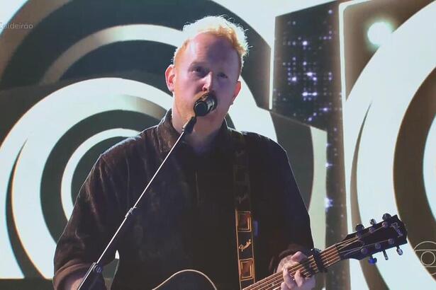 Gavin James cantando no palco do Caldeirão