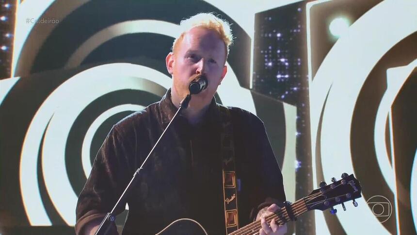 Gavin James cantando no palco do Caldeirão