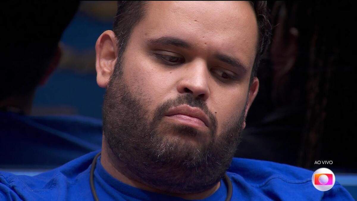 Michel com semblante triste após cair no Paredão do BBB 24