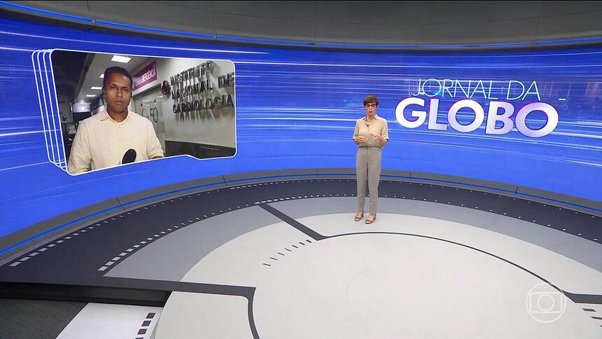 Renata Lo Prete no centro do cenário do Jornal da Globo conversando com repórter no Rio de Janeiro