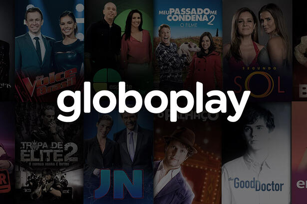 Imagem mostra logomarca do Globoplay com propaganda dos conteúdos disponíveis ao fundo