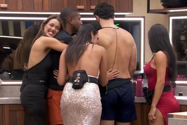 Isabelle, Beatriz e Alane com Davi e Matteus na cozinha do BBB 24